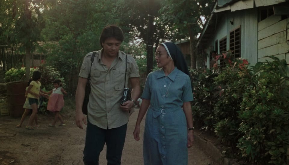 Jay Ilagan plays a newspaper photographer and Laurice Guillen in nun costume in Sister Stella L